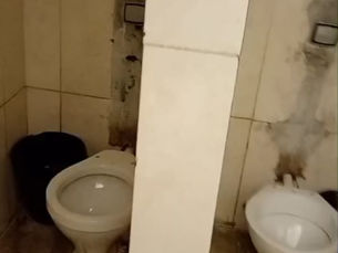 Morador flagra banheiro público fétido, sujo e sem condições de uso no Centro Comercial de Simões Filho e detona gestão do prefeito Devaldo Soares pela falta de higiene e limpeza do local público