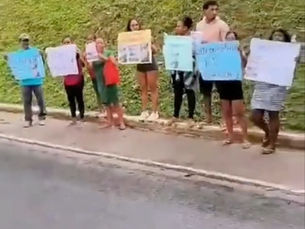 OMISSÃO E NEGLIGÊNCIA NA SAÚDE PÚBLICA: Moradores e populares protestam contra falta de regulação de pacientes em Simões Filho e denunciam descaso