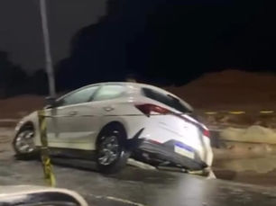 ASFALTO QUE VIROU LAMA: Trecho da pista que liga Via Universitária sentido Simões Filho 1 cede e provoca grave acidente com carro; criança ficou ferida e incidente exige respostas e responsabilidade