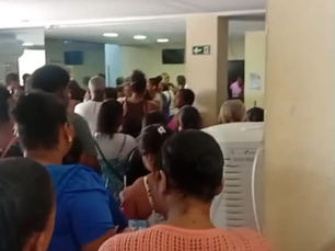 DESORGANIZAÇÃO E TUMULTO NO ANEXO DO HOSPITAL MUNICIPAL DE SIMÕES FILHO: Mães lutam por acesso a médicos especialistas para crianças com necessidades especiais