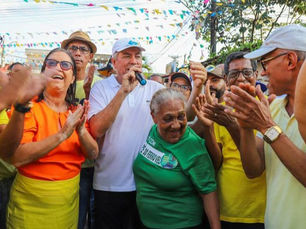 Deputado estadual Eduardo Alencar celebra apoio e esperança do povo em Edson Almeida e Mariza Bomfim durante caminhada no Ponto Parada em Simões Filho