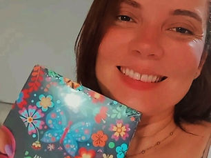 DA LUTA À POESIA: Escritora Simõesfilhense Adrielle Santana apresenta livro que transforma experiência com bipolaridade em arte