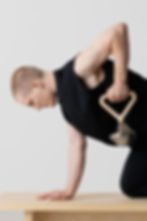 Mann trainiert mit Kettlebell