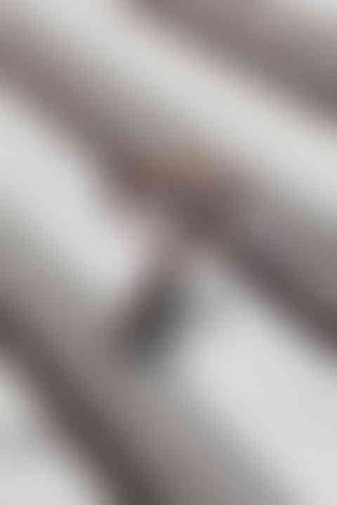 Kettlebell aus Edelstahl und Walnuss auf Treppenstufen