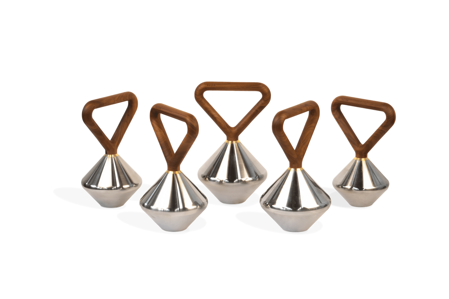 verschiedene Kettlebells mit Walnuss Griff