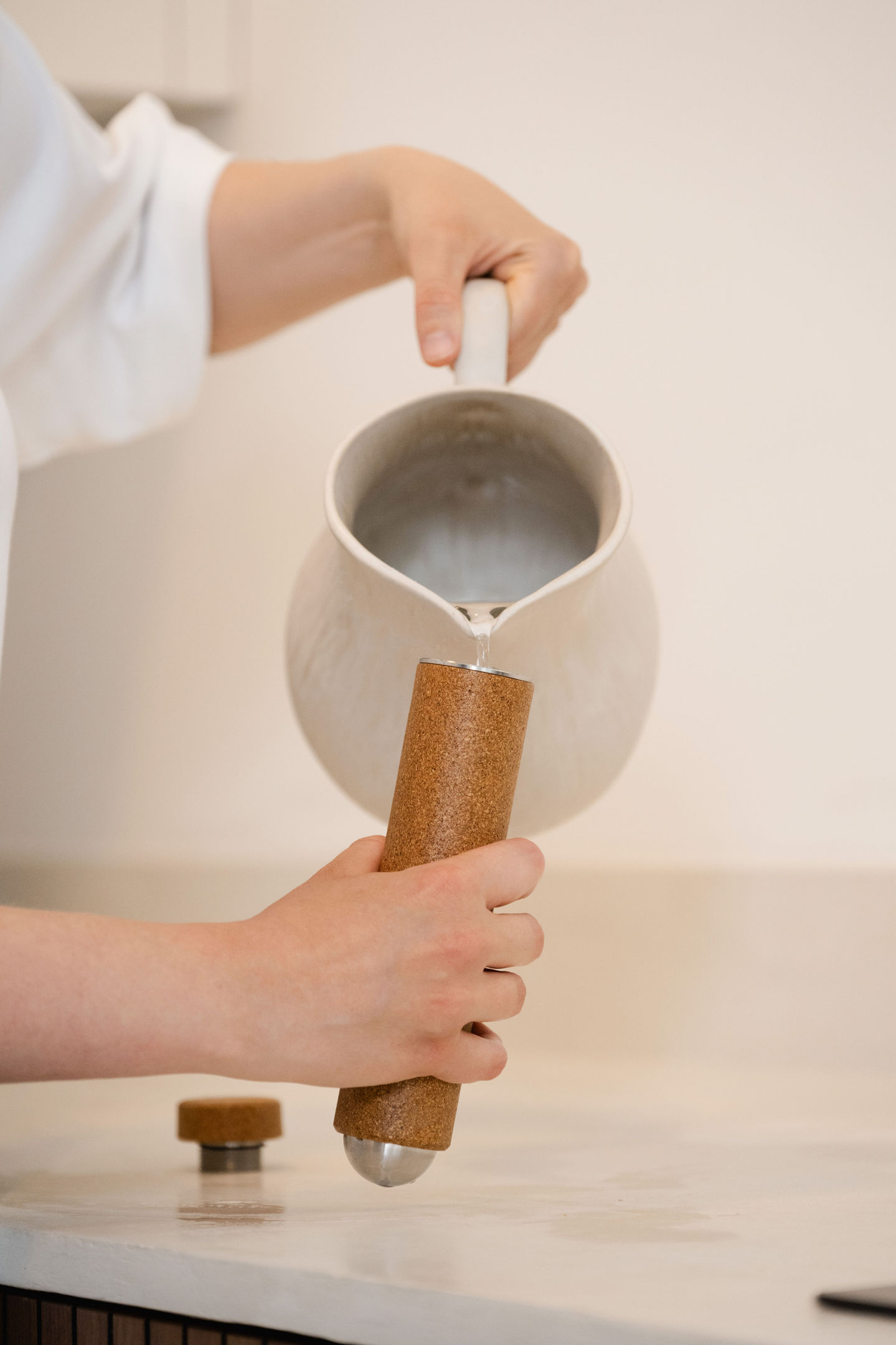 Massage Stick mit Wasser befüllen