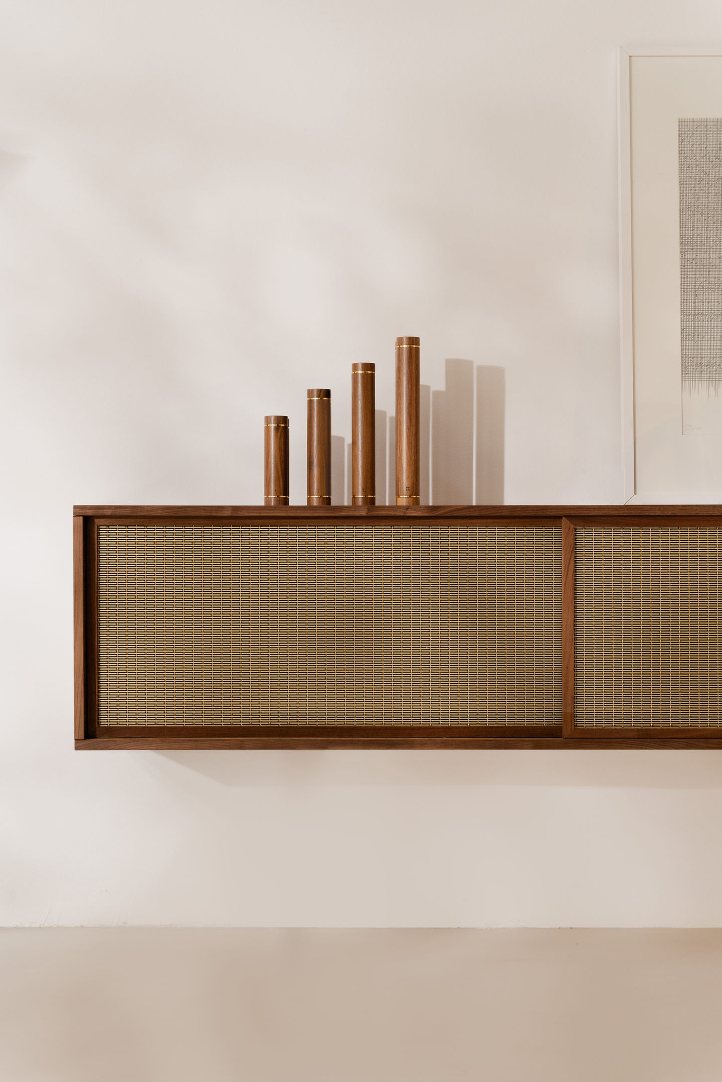 4 Aerobic Hanteln aus Holz auf Sideboard