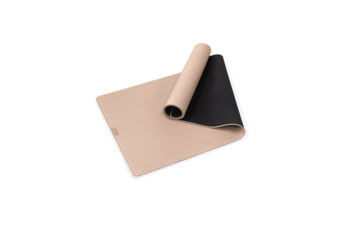 Yoga Matte Sand halb eingerollt