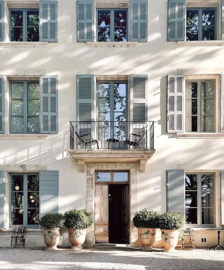 maîtriser les couleurs de sa façade et de ses menuiseries: entre style et cohérence.  