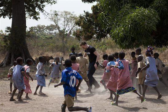 Tom-helping-out-Unicef-tom-hiddleston-33485001-550-366.jpg