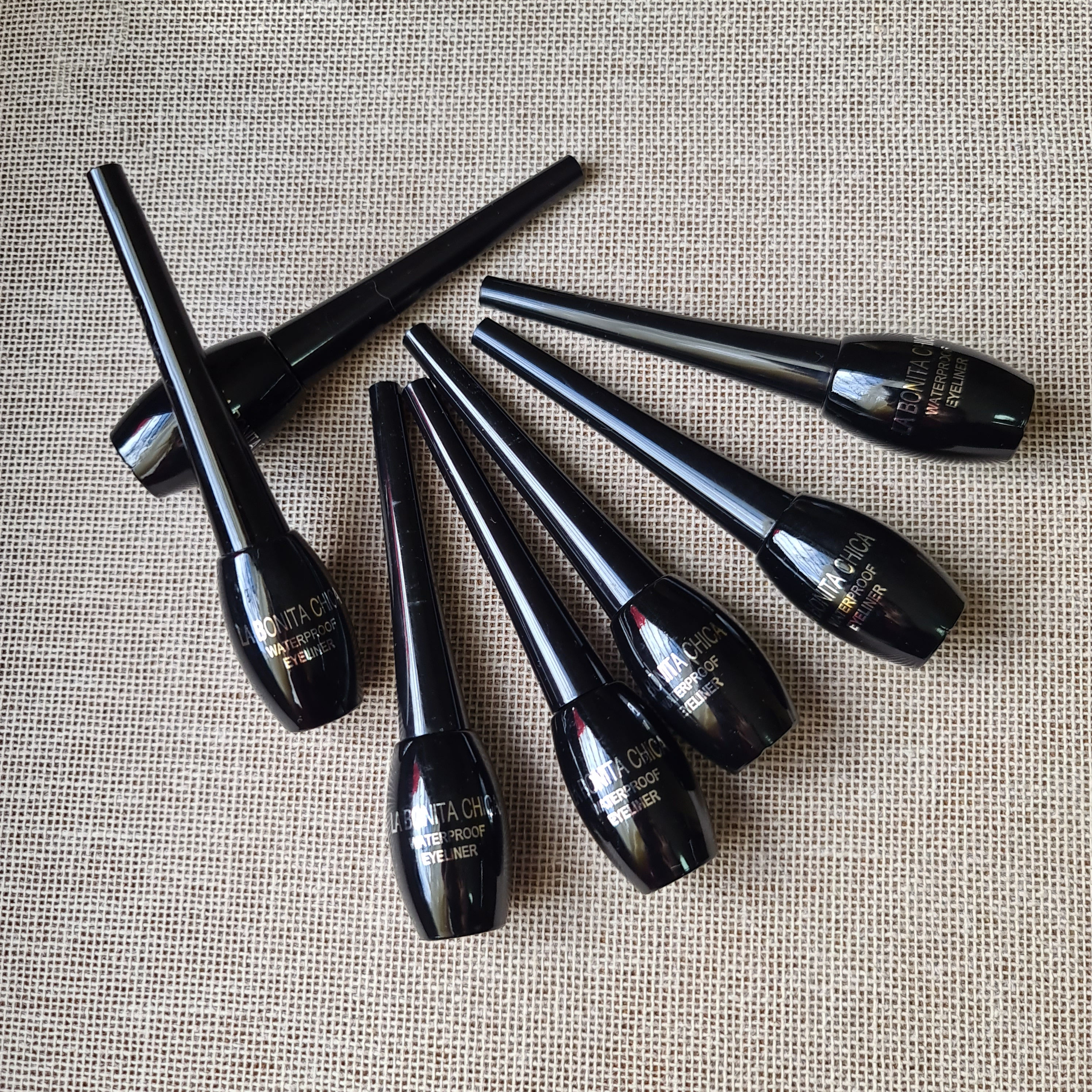 Delineador de ojos negro liquido punta pincel a prueba de agua