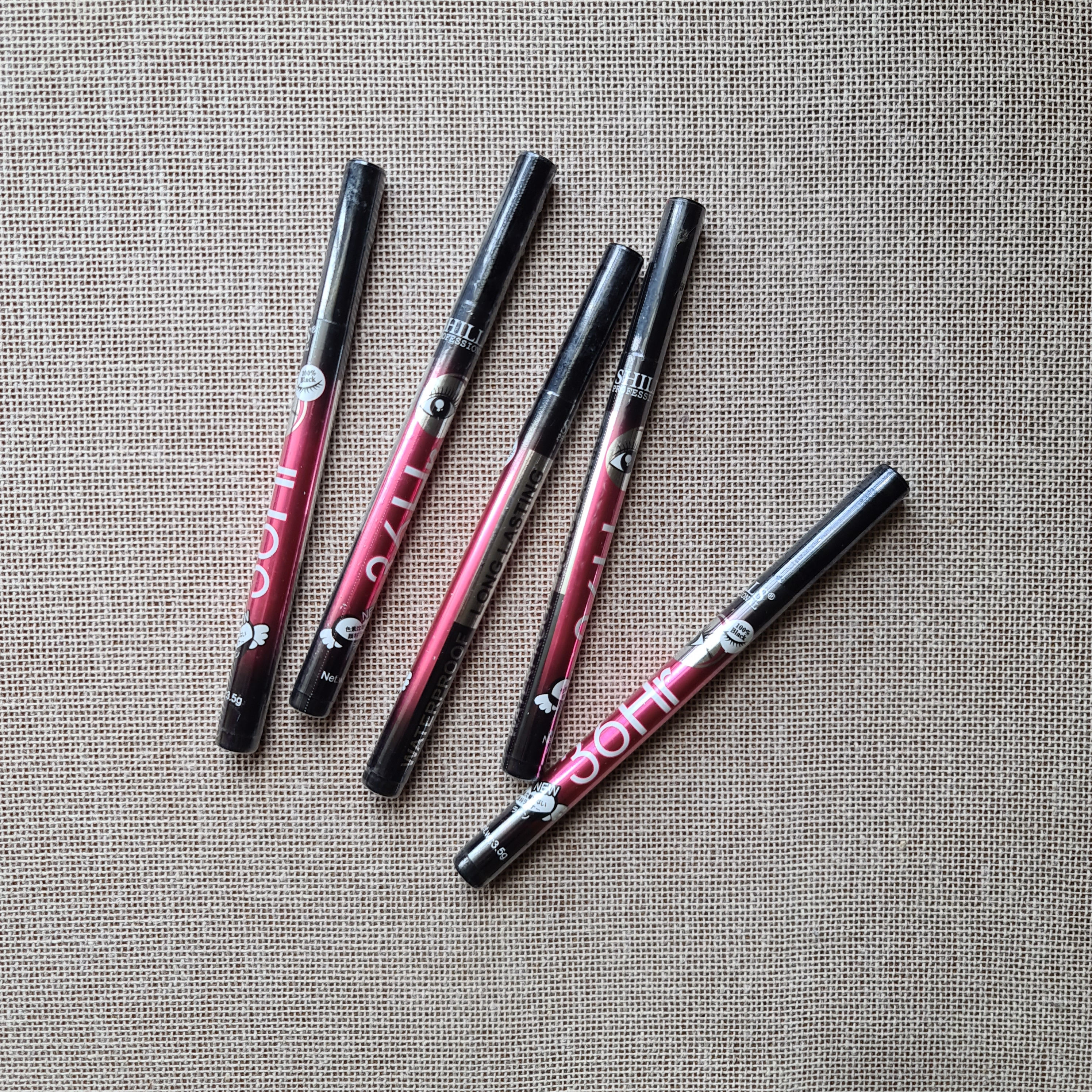 Delineador de ojos negro punta plumón