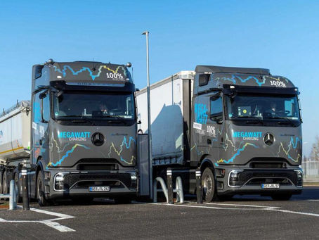 El camión eléctrico de Mercedes-Benz ya puede recorrer 1.000 km por día gracias a la carga ultra rápida