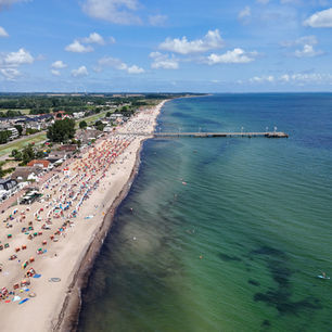 Dahme, das charmante Ostseebad an der Lübecker Bucht, empfängt uns mit offenen Armen. Glücksmomente warten hier an jeder Ecke: spannende Bernstein-Touren, Radausflüge durch die idyllische Landschaft oder ein gemütlicher Kakao am Surferstrand. Dahme schenkt sie uns in Fülle – und wir lassen uns treiben, hinein in einen Tag voller Natur, Genuss und Entdeckungen.