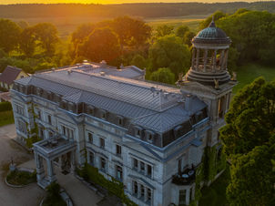 Schloss Kaarz ist das perfekte Ziel für alle, die auf der Suche nach einer besonderen Auszeit in Norddeutschland sind – mit Charme, Geschichte und jeder Menge Genuss.  Auf Schloss Kaarz wohnt ihr in stilvollen Zimmern, genießt regionale Kulinarik vom Feinsten und entspannt im gemütlichen Schäferwagen mit Sauna und Blick ins Grüne. 