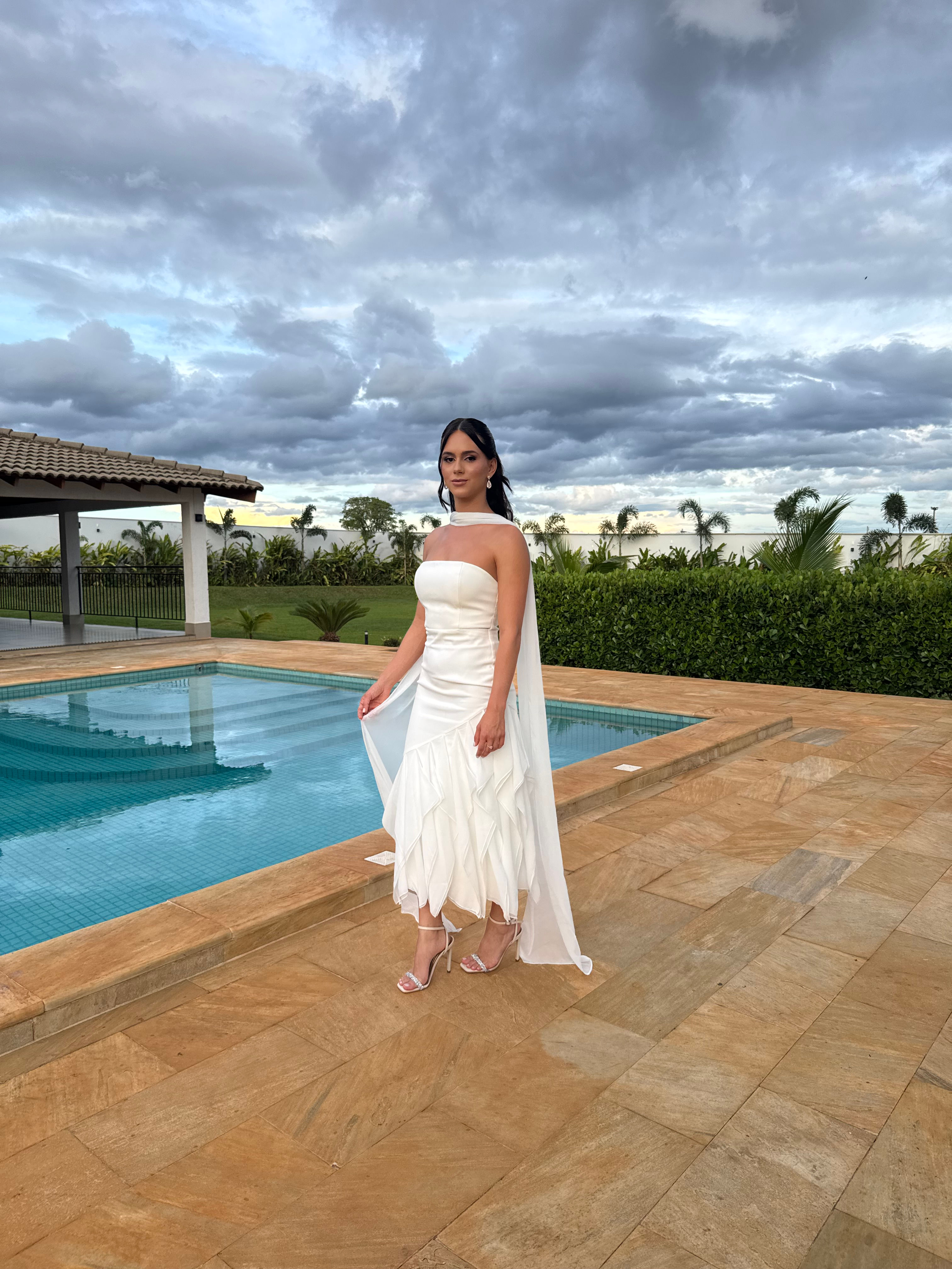 Vestido midi tomara que caia assimetrico Mundo Kakita