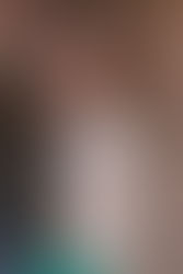 tienermeisje tijdens het foto's maken voor haar communiefotoshoot, in het Begijnhof in Lier, leunend tegen een muur