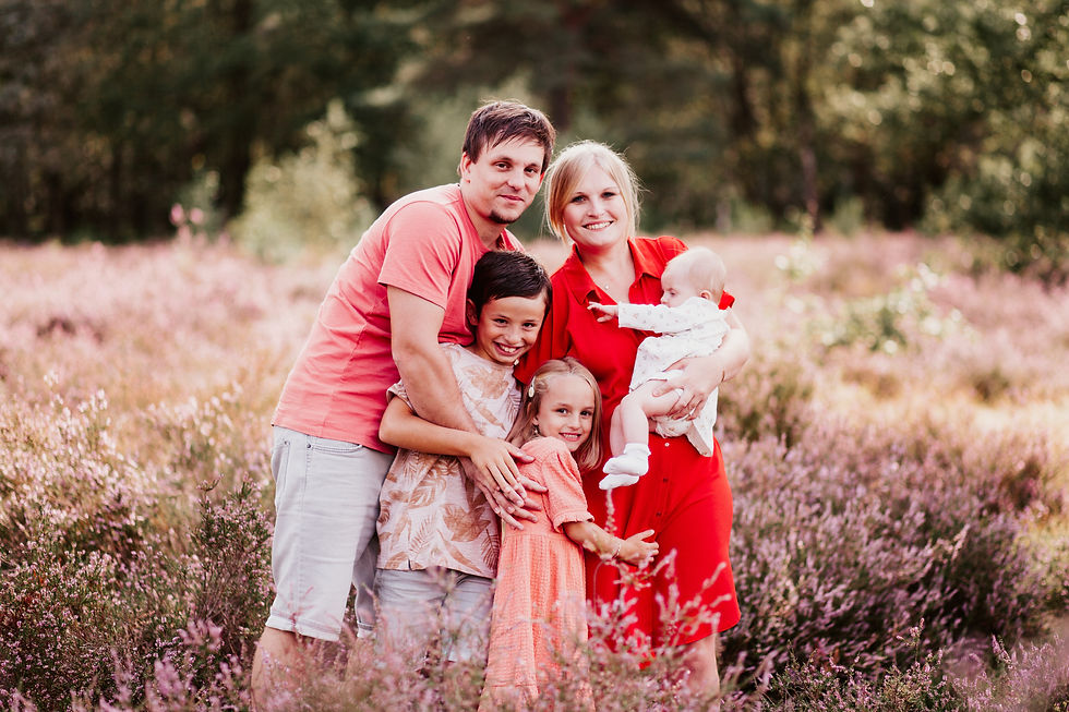heide juli juni augustus september fotoshoot bloei paars roze gezinsshoot spontane gezinsfotograaf nijlen kessel bevel heist op den berg berlaar lier putte herenthout herentals itegem