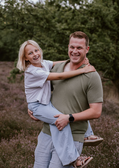 foto van papa en zijn dochter al zwierend op zijn heup in de kesselse heide in Nijlen