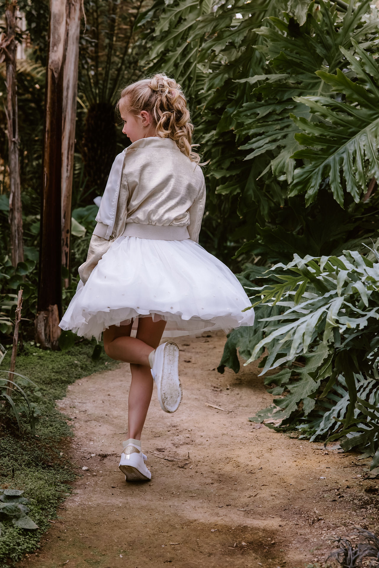 communiecant tijdens een communieshoot in de canna banana in putte, al dansend