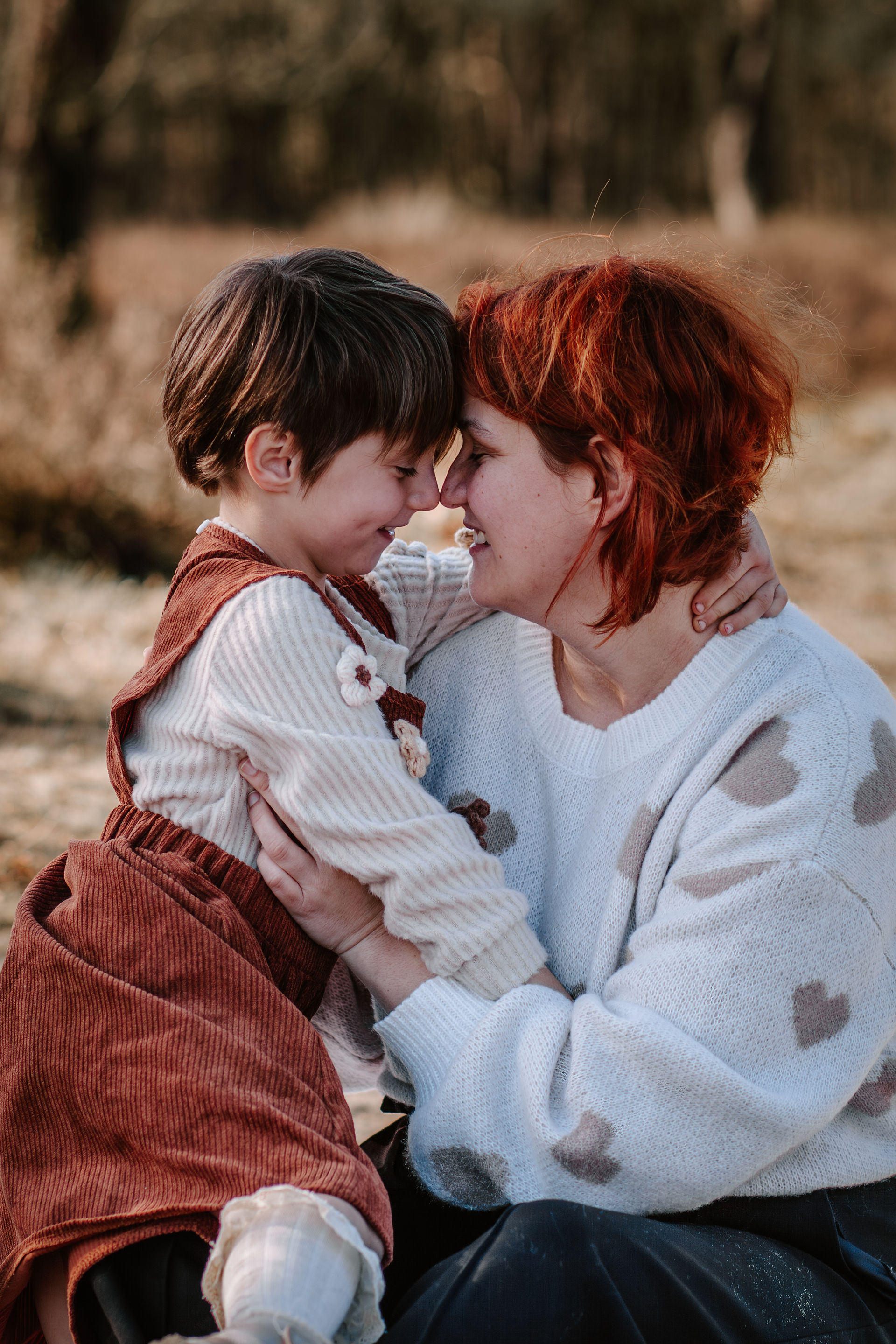 liefdevolle foto van een mama en haar dochter in de kesselse heide in nijlen