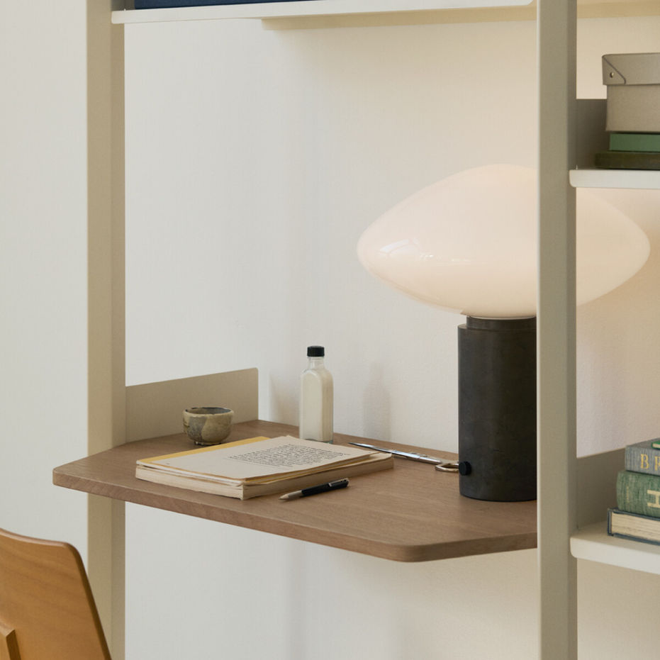 Lampe à poser Mist avec abat-jour en verre opalin soufflé et pied en marbre massif
