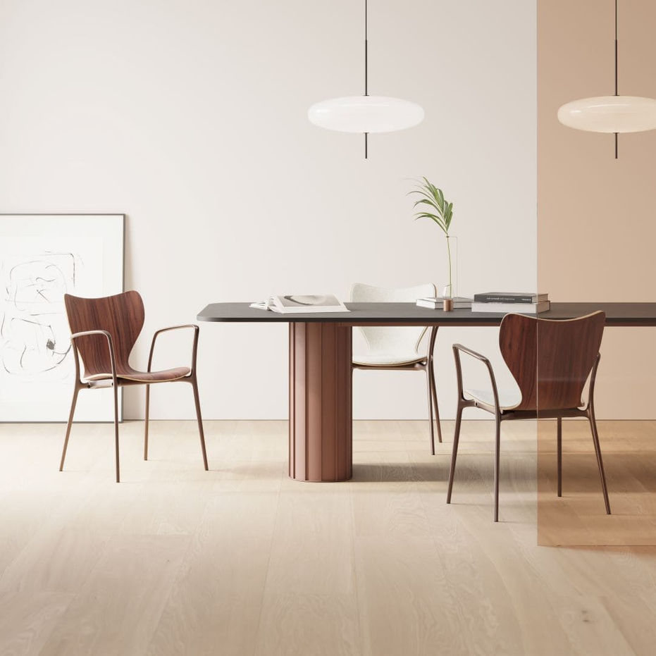 Chaise Gorka 30th Akaba, bois chêne ou noyer, design élégant et empilable, idéale pour collectivités et espaces polyvalents.