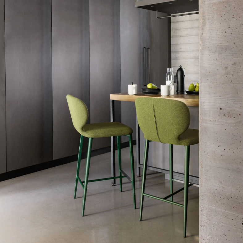 Tabouret design Wrap.1 avec lignes fluides et style contemporain.