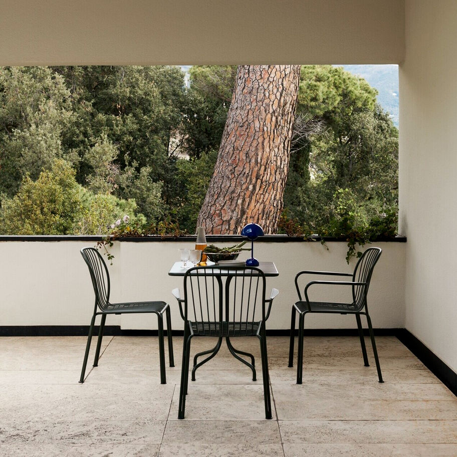 Table de la collection Thorvald en acier massif au design sculptural et contemporain