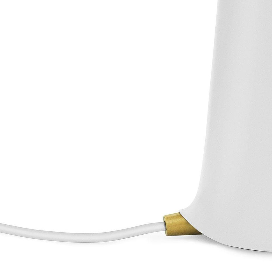 Lampe de table Shelter au design minimaliste avec abat-jour large diffusant une lumière douce