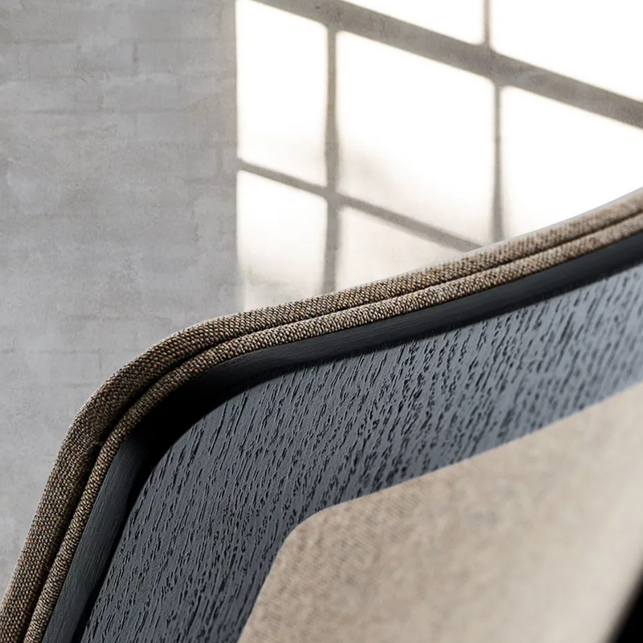 Fauteuil MN1 au design classique, cadre en placage apparent, dossier en maille ou revêtement frontal