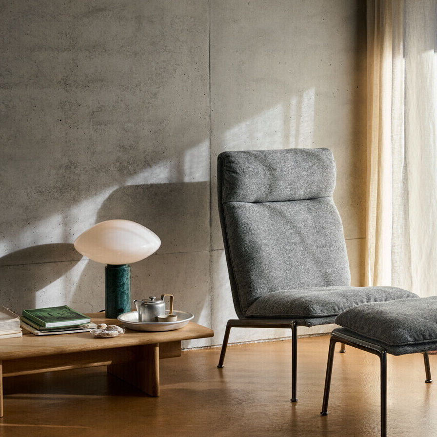 Lampe à poser Mist avec abat-jour en verre opalin soufflé et pied en marbre massif