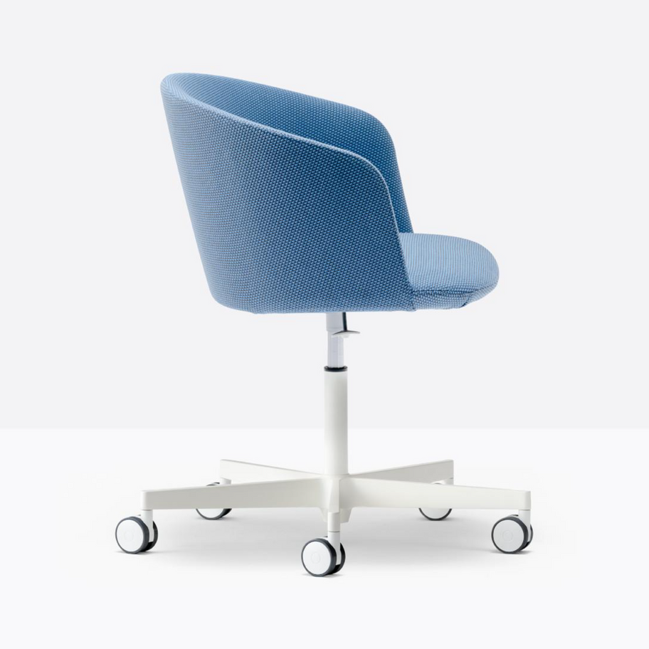 Fauteuil Nym Soft confortable avec base à cinq branches en aluminium