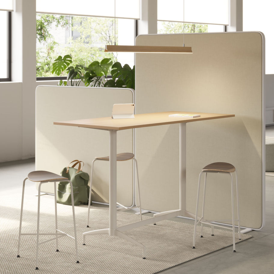 Table modulaire Carma d’Akaba avec plateau personnalisable, colonne en acier et piètement quatre branches en aluminium.