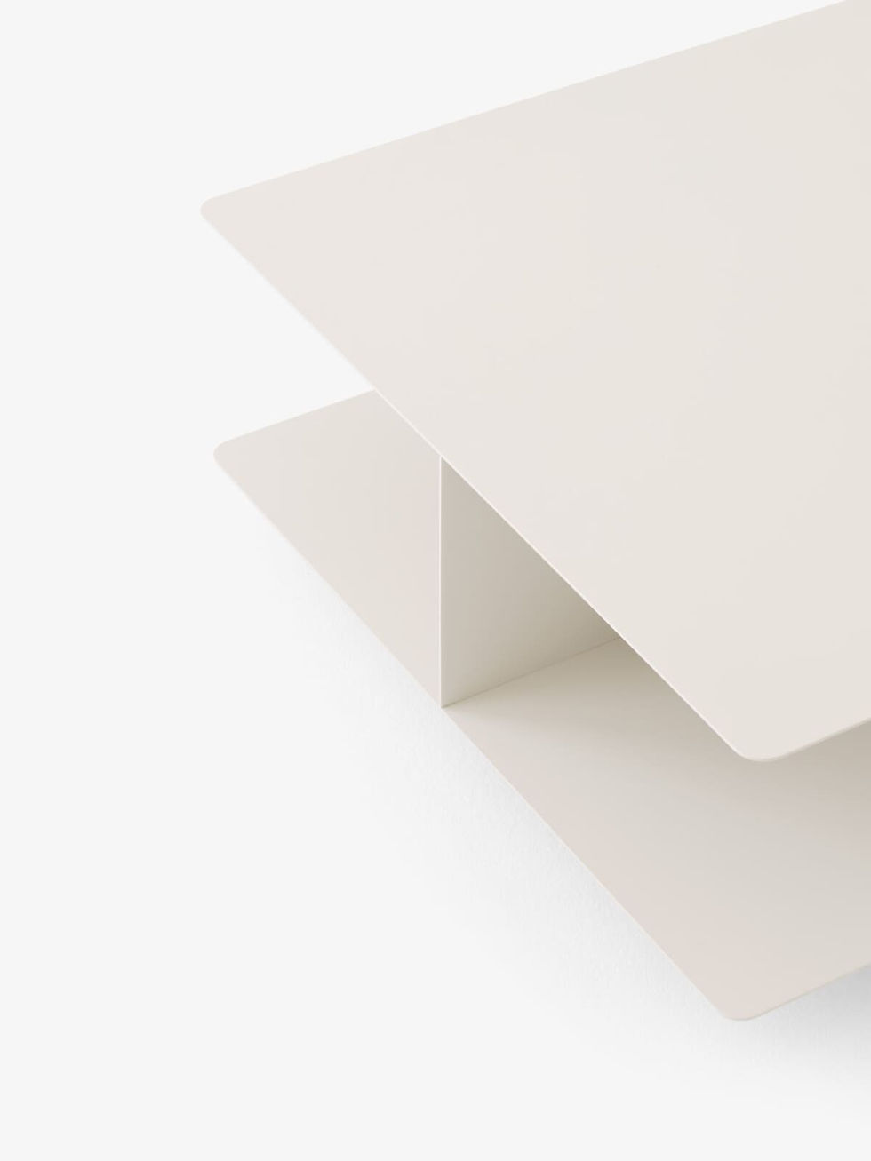 Table basse Develius EV3 compacte pour poser livres et objets.