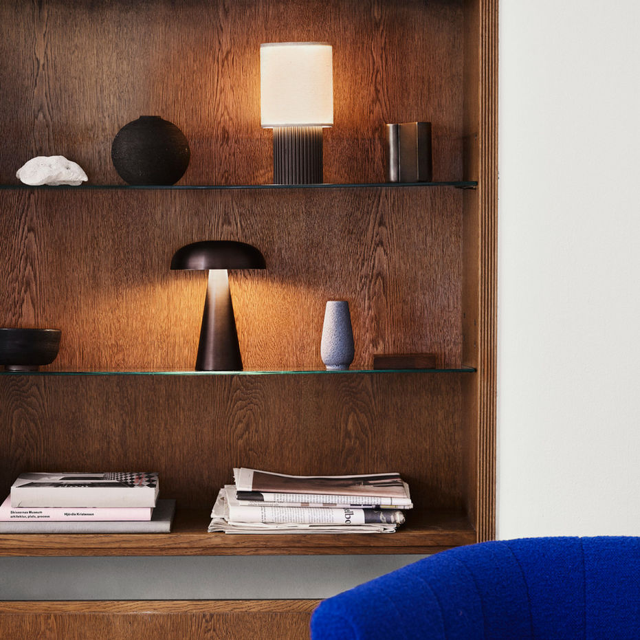 Lampe Manhattan de Space Copenhagen avec pied en aluminium et abat-jour en toile, lumière chaleureuse