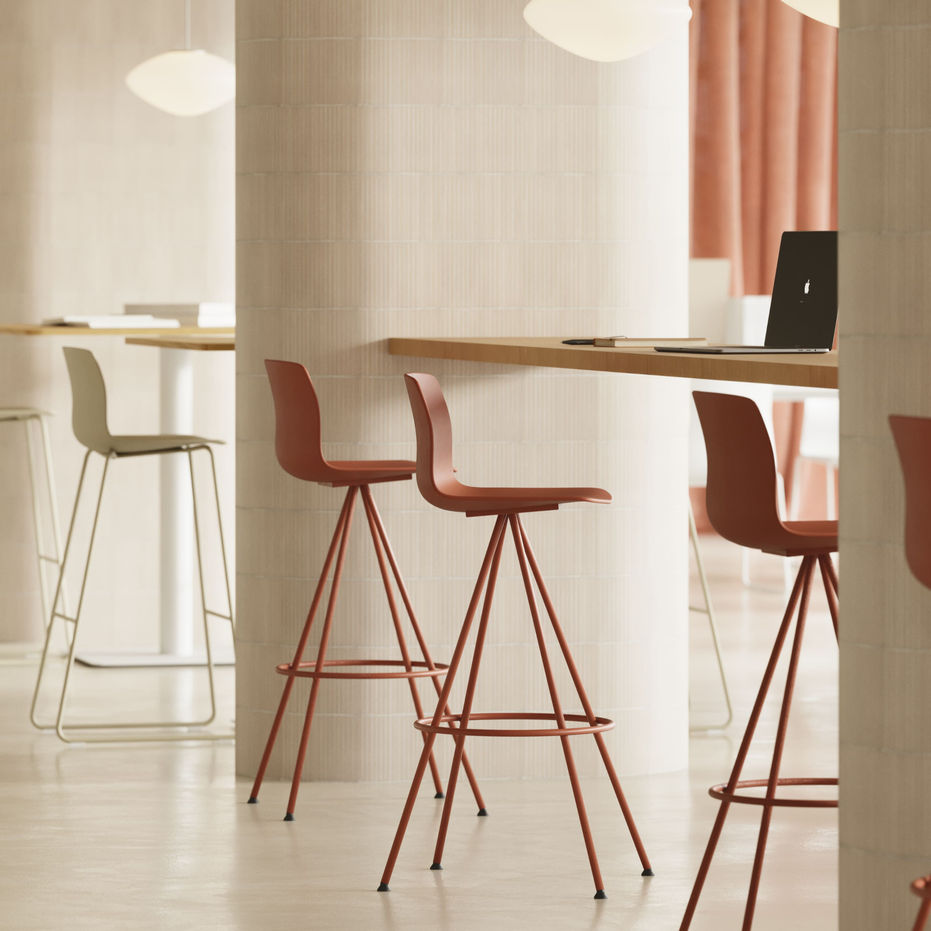 Kabi Stool : tabouret design empilable pour hospitality et contract. Disponible en deux hauteurs et multiples finitions.