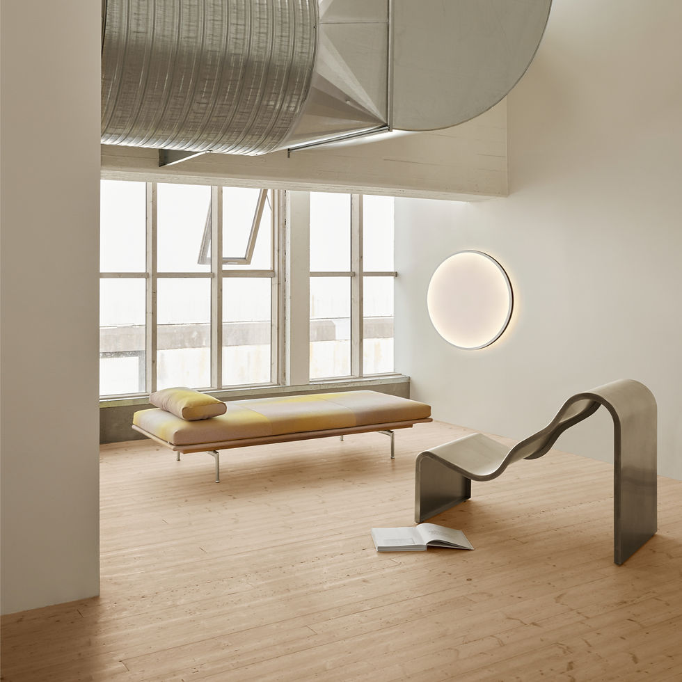 Banc Dream View Bench aux courbes fluides, surface en acier inoxydable brossé, adapté aux espaces intérieurs et extérieurs