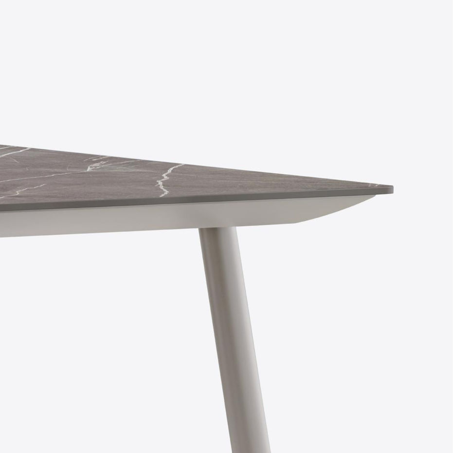 Table Babila extérieure disponible en plusieurs formes et finitions