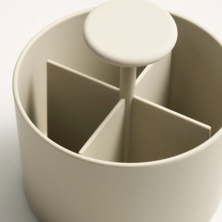 Pot à crayons élégant et fonctionnel. Disponible en 3 couleurs au choix avec une surface lisse en caoutchouc.