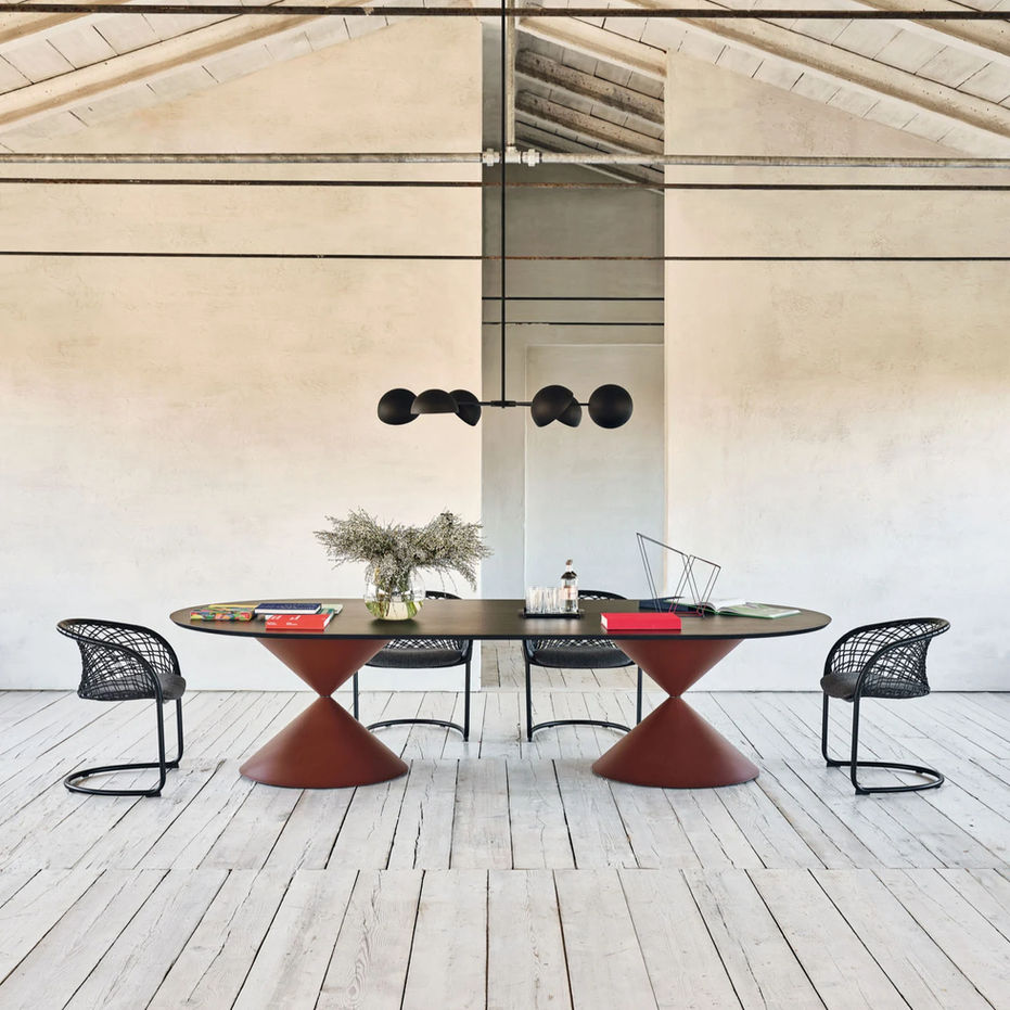 Table Clessidra de Midj, design inspiré du sablier avec plateau en bois, verre, céramique ou marbre et structure métallique