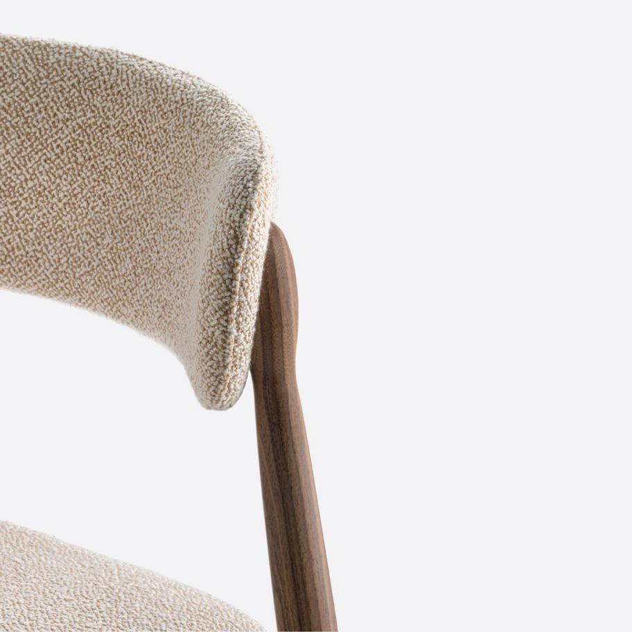 Chaise Nemea au design classique, assise et dossier rembourrés, pieds en frêne ou noyer, structure en aluminium moulé