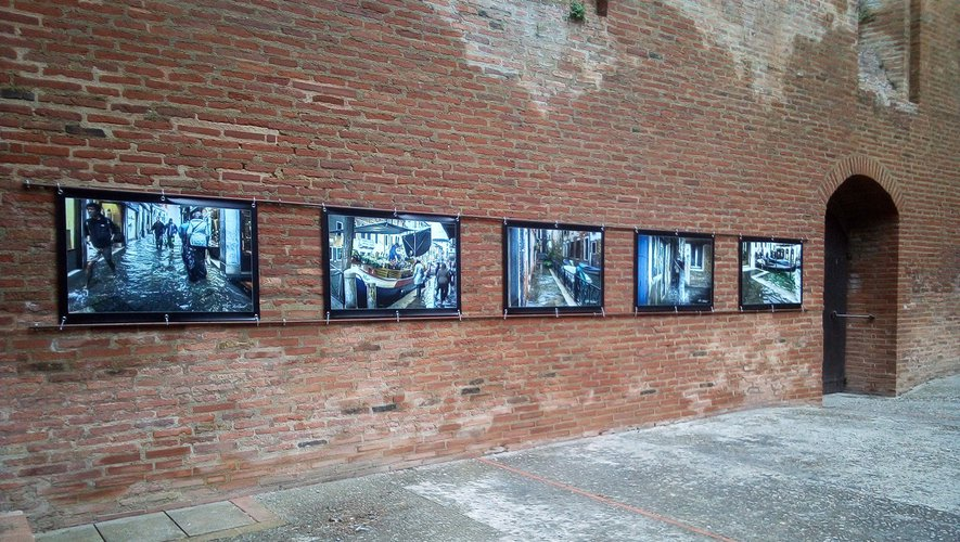 © Exposition Chemins de Photos, dans la cour de l'église de Belpech