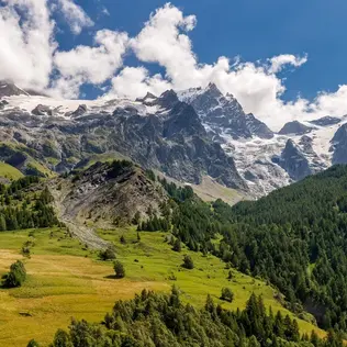 Le département des Hautes-Alpes, région Provence Alpes-Côte d’Azur, abrite un étonnant territoire riche en patrimoine vernaculaire : le Pays des Écrins. Campé au cœur du Parc National des Écrins, traversé par la fougueuse Durance, ce territoire se fait discret, presque secret, lorsque l’on s’aventure sur sa thématique patrimoniale. 