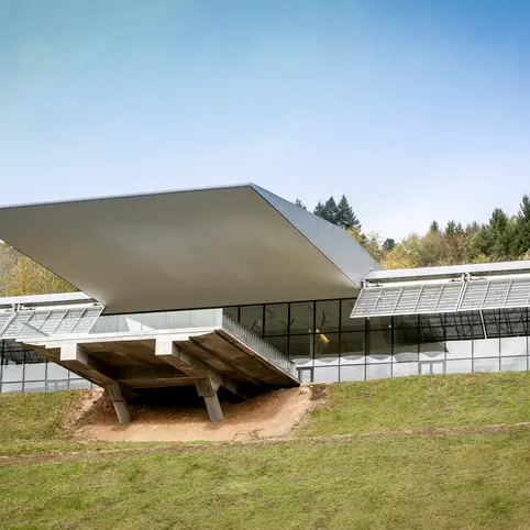 Les Alsaciens et Mosellans ont changé 4 fois de nationalité entre 1871 et 1945. Par une scénographie immersive et dynamique, le Mémorial Alsace-Moselle dévoile l’histoire particulière de ces territoires et de leurs habitants, de 1870 à nos jours, notamment pendant la période de la Seconde Guerre Mondiale.