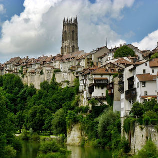 Il a tout ce qu’on aime ce canton romand sis à la frontière de la Suisse alémanique. Du fromage, des montagnes, du chocolat et de l’Art. A 38km de Berne, sa capitale éponyme est une ville médiévale aussi atypique que sympathique. 