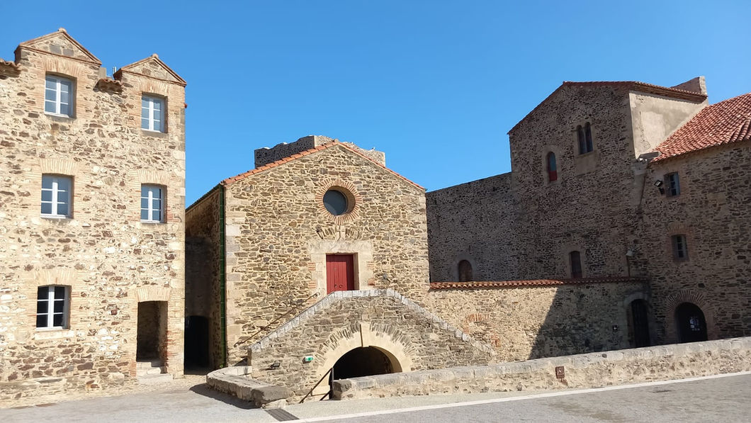 On ne compte plus dans les Pyrénées-Orientales les lieux mémoriels, liés à l’exil des républicains espagnols. Conséquence directe de la guerre civile qui ravagea le pays.L’art d’escargoter les a évoqués à plusieurs reprises dans ses reportages.Dans cette douloureuse histoire,Collioure tient une  place à part.