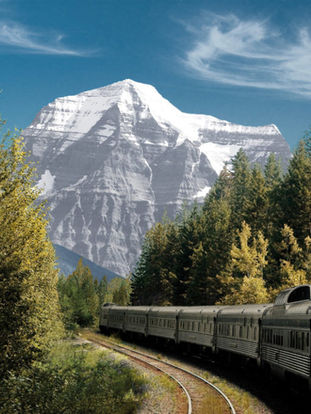 Des forêts boréales du nord de l’Ontario jusqu’à la côte Pacifique, en passant par les immenses plaines céréalières et les Montagnes Rocheuses,le « Canadien » déroule pendant 4466 kilomètres très exactement,son interminable ruban de fer. Ainsi c’est la majeure partie du pays qui défile sous nos yeux ébahis. Bienvenue à bord pour un voyage immobile au long cours...