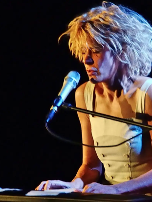 Bien-sûr, son spectacle au Chaînon Manquant de Cahors était inaccompli, et pourtant dès la première chanson, nous n’avons eu de cesse que de vouloir l’inviter à chanter à Toulouse, tant elle donnait cette impression de ne chanter qu’à un seul malgré la foule bruissante.