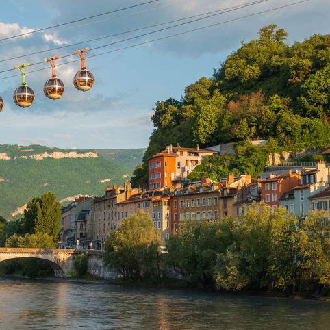A seulement quelques minutes à pied de la gare ferroviaire de Grenoble, sur les bords de l’Isère, se trouve le célèbre téléphérique de la Bastille. Construit en 1934 Il compte au nombre des premiers téléphériques urbains au monde, il représente un agréable moyen de rejoindre les hauteurs de la ville tout en se délectant de la superbe vue qui se présente à nous.